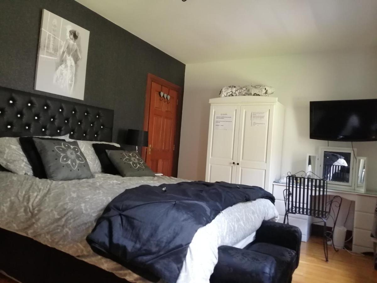 J And J Guest House Баликасъл Екстериор снимка