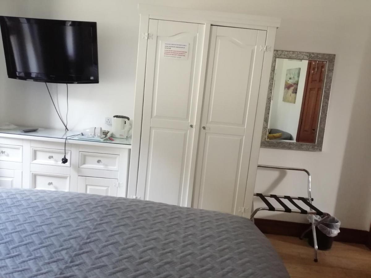 J And J Guest House Баликасъл Екстериор снимка