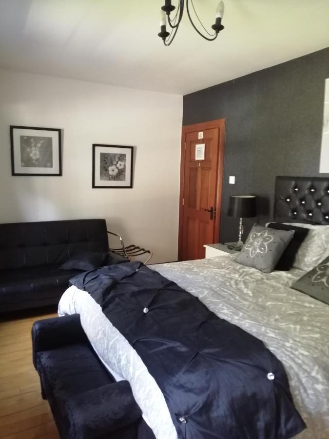 J And J Guest House Баликасъл Екстериор снимка