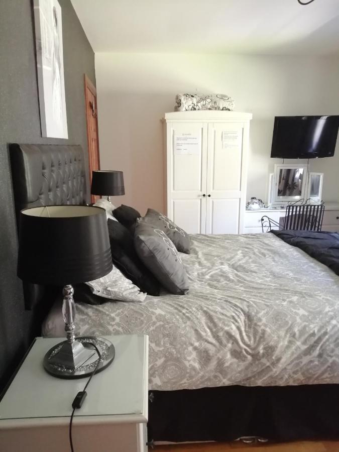 J And J Guest House Баликасъл Екстериор снимка