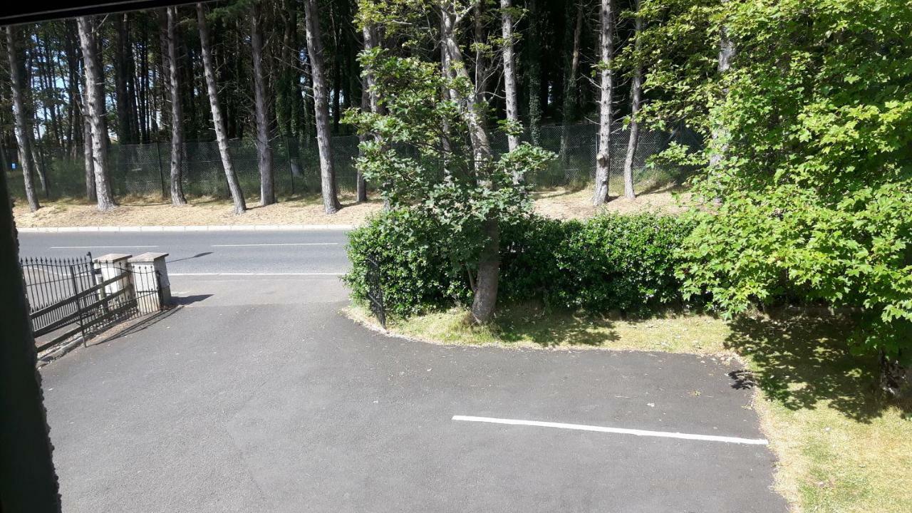 J And J Guest House Баликасъл Екстериор снимка