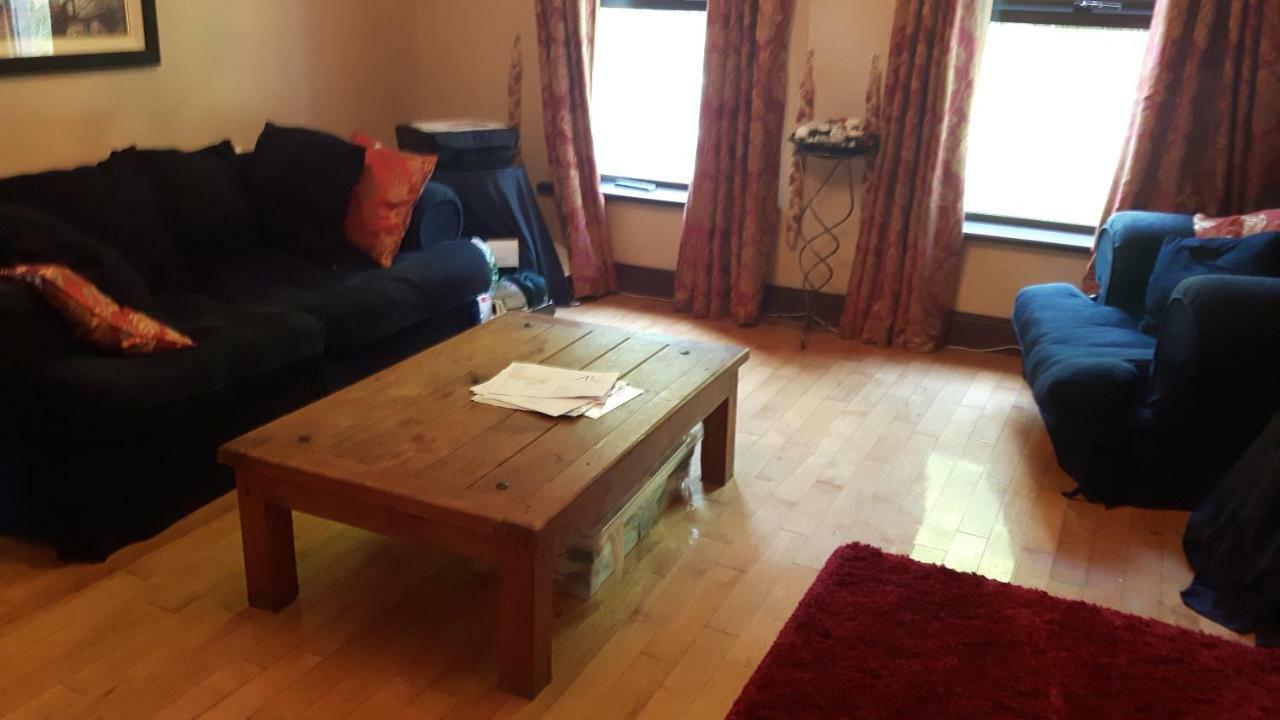J And J Guest House Баликасъл Екстериор снимка
